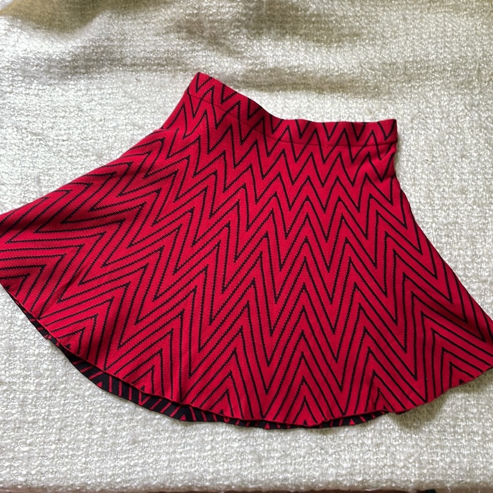 ❤️ Candie’s Size Small Red & Black Chevron Skater Skirt